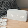 Miniatyrbild 2 av 5: LED Väckarklocka i Trä - Digital Klocka med Träutseende - Touch Väckarklocka med Datum, Tid och Temperaturfunktion - Vit Rektangel och Vit LED