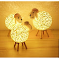 Miniatyrbillede 3 af 5: Rattan Fåresenglampe - Sød Natlampe til Børn - Soveværelse, Børneværelse, Stue - USB-kontakt - Lille