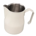 Miniatyrbillede 7 af 8: Mælkekande i rustfrit stål 304 med tud og skala, 350 ml, mat hvid