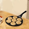 Miniatyrbillede 4 af 5: Mini Pandekagepande til 7 Flapjacks Non-stick Grillplade Nem Rengøring Perfekt til Børn Gave eller Ferie Morgenmad