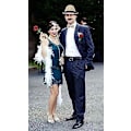 Pikkukuva 4 / 5: 1920-luvun miesten beige Gangster Flapper -asusarja, jossa Trilby-hattu, viikset ja joustavat henkselit