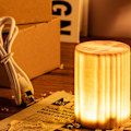 Pikkukuva 8 / 8: LED-pöytälamput Puunjyväinen yöpöytälamppu USB lataus LED-pöytävalaisin Lasten yövalaisin Syntymäpäivälahja