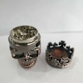 Miniatyrbillede 5 af 5: Metal Skull Grinder med Krone til Urter og Krydderier 45mm