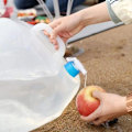 Miniatyrbillede 4 af 5: Sammenklappelig 3,3 Gallons Vandbeholder med Hane og Teleskoprør til Udendørs Camping