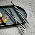 Miniatyrbilde 3 av 4: Sklisikre Gjenbrukbare Sushipinner - 5 Par Legering Laser Gravering Spisepinner