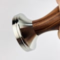 Miniatyrbillede 2 af 5: Premium 53mm Espresso Tamper i Rustfrit Stål med Flad Bund og Træhåndtag