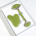 Miniatyrbillede 3 af 5: Gua Sha Jade Roller Ansigts- og Halsmassager - Lindrer Huden, Reducerer Hævelse og Forbedrer Glød