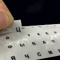 Miniatyrbilde 4 av 5: Russisk Tastaturklistremerke - Svarte/Blå/Grønne/Røde/Gule Bokstaver - Pakke med 2 Svarte