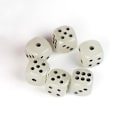 Pikkukuva 3 / 4: Hohtavat noppaset lautapeleihin ja matematiikan opetukseen