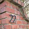 Miniatyrbillede 5 af 5: Flydende Husnummerplade Moderne Dørnumre Skiltplade Gade Hjem Adresse Numre Sort Metal (Sort, 2) 131.04*200mm