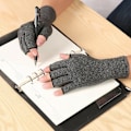 Miniatyrbillede 5 af 5: Arthritis Kompressionshandsker med Halvfinger, Åndbare og Skridsikre (M)
