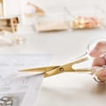 Miniatyrbillede 4 af 5: 2025 Egnede Stilfulde Akryl Guld Rustfrit Stål Premium Multifunktionelle Sakse