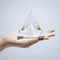 Miniatyrbild 4 av 5: Kristallpyramid Prisma, Feng Shui Hantverk Meditation Kristall med Guldstativ för Hemmakontor Konstdekor