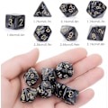 Pikkukuva 2 / 5: 7-osainen DND-nopan sarja Dungeons & Dragons -peliin, violetti Nebula monisivuinen noppa RPG roolipeli pöytäpeli (musta)