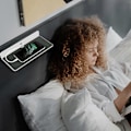 Miniatyrbilde 4 av 5: Akryl Veggmontert Displayhylle for Bluetooth-høyttaler, Webkamera - Hvit