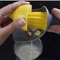 Miniatyrbillede 5 af 5: Mini håndholdt ergonomisk citronpresser til køkkenredskaber (sort)