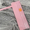 Miniatyrbilde 3 av 5: Papirkutter Liten Minifolding Klarskala Grader Gratis karbonstålskjæring Scrapbook Papir Trimmer Rosa