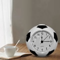 Miniatyrbild 4 av 5: Fotbollsväckarklocka för pojkar - Kreativ bordsklocka för sovrumsdekoration Gul