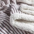 Miniatyrbillede 5 af 5: Sherpa Fleece Tæppe Vendbart Sherpa Flanel Tæppe Blødt Fuzzy Plys Fluffy Tæppe Varmt Hyggeligt med Stribe Perfekt Kast til Alle Årstider til Sofa B