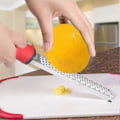 Miniatyrbillede 3 af 5: Citronskræller og ostehøvl i rustfrit stål Frugt- og grøntsagshøvl (# 2-rød)