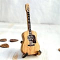 Miniatyrbild 3 av 5: Akustisk gitarrplektrumbox i trä med ställ, portabel handgjord förvaringsbehållare för gitarrplektrum