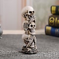 Miniatyrbillede 3 af 4: Dekorativ totem kranie i resin med 3 håndværkskranieornamenter, der overlapper hinanden, personlighed menneskekranieornamenter | Gotisk dekoration | 17 cm