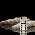 Miniatyrbild 5 av 5: 1 Set Hållbar Brun Trälåda Domino Dominobrickor Klassiska Siffror Bordsspel för Pojkar Flickor Party Favörer