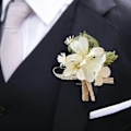 Miniatyrbilde 5 av 8: Brud og brudgom knapphullsblomst brudepike og forlover corsage rose knapphullsblomst