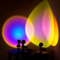 Miniatyrbillede 8 af 8: Solnedgangsbord Projektionslys Robotfigur LED Kunstprojektionslampe 360 Graders Lampe til Hjem Bar Festdekoration
