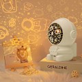 Miniatyrbilde 2 av 5: Astronaut nattlys-projektor - 360 graders rotasjon, timer, 8 fargebytte stjerner