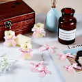 Miniatyrbild 4 av 5: Självhäftande satinbandrosetter - 24 stycken, 5 cm bredd (vit)