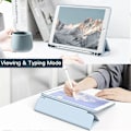 Pikkukuva 5 / 5: Vaaleansininen suojakotelo iPad 10.2 tuuman (9./8./7. sukupolvi, 2021/2020/2019) -laitteelle, jossa kynäteline, ohut läpinäkyvä takakotelo, iskunkestävä jalustallinen tabletti