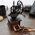 Miniatyrbillede 6 af 8: Retro manuel kaffekværn kaffebønne krydderi håndslibning maskine med skuffe mølle håndsving kaffekværne