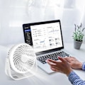 Miniatyrbild 1 av 5: 360° Rotation Mini USB (Vit) Portabel Tyst Fläkt med Krok 1800mAh Batteri för Kontor Sovrum Tält Resa