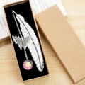 Pikkukuva 1 / 3: 3D Butterfly Dry Flower Metal DIY Feather kirjanmerkki, hopea sulka ja vaaleanpunainen timantti [erillinen pakkauslaatikko mukana]