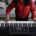 Miniatyrbilde 2 av 5: Notestativ for keyboard, noteark, holder for musikkinstrumentdeler