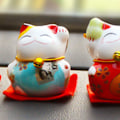 Miniatyrbillede 8 af 8: 5 stk. Lykkekattefigurer Små Søde Lyse Farver Glatte Linjer Maneki Neko Figurer til Bil Bord Hylde