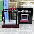 Miniatyrbild 5 av 8: Upplyst Newtons pendelboll miniatyrmodell prydnader heminredning hemmakontor skrivbordsdekor presenter