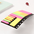 Miniatyrbillede 2 af 3: Sæt med sticky notes i forskellige farver, former og størrelser med holder til indsættelse i din ringbind