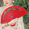 Miniatyrbillede 1 af 4: Blomsterdesign Spansk Foldbar Fan til Kvinder - Dobbeltsidet, Gypsy Stil Håndfan til Dans, Festivaler og Gaver (Rød)