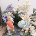 Miniatyrbild 5 av 8: Påskhare Figuriner med Morot Söta Kanin Staty i Harts Hartshantverk Prydnader Påskpresenter till Barn