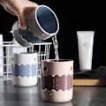 Pikkukuva 4 / 5: Kaksivärinen hammasharjamuki, sarjakuvahahmo pieni hirviö -design (vaaleanpunainen, violetti ja harmaanvalkoinen)