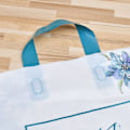 Miniatyrbilde 8 av 8: 50 stk gavepose 38x30x8cm hvit håndtaksdesign bærbar plastmateriale dekorativ gavepose for høytider