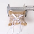 Miniatyrbilde 2 av 5: Vintage Rustik Blonderingspute med Blondering og Perlebrodert Blomst