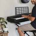 Miniatyrbilde 4 av 5: Notestativ for keyboard, noteark, holder for musikkinstrumentdeler