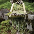 Miniatyrbillede 4 af 5: Fern Fairy Havefigur i Harpiks med Fuglefoder - Udendørs Gudinde Statue