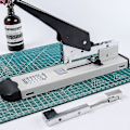 Miniatyrbillede 4 af 5: Med integreret fjerner og opbevaring af hæfteklammer, fantastisk værdi pakke med hæfteklammer og fjerner Zekai 50nailsinasinglemachine