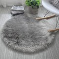 Pikkukuva 1 / 5: Harmaa pyöreä tekoturkismatto - Pehmeä ja liukumaton matto olohuoneeseen, makuuhuoneeseen, sohvaan ja joogaan - 45x45cm