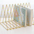 Miniatyrbillede 8 af 8: Multifunktionel Iron Triangle Desktop Bogreol Bøger Magasiner Rack Holder Guld