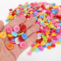 Miniatyrbild 8 av 8: 1000 st blandade färgade knappar i plast för sömnad, manuellt pyssel, klädtillbehör, handgjorda dekorationer (15 mm)